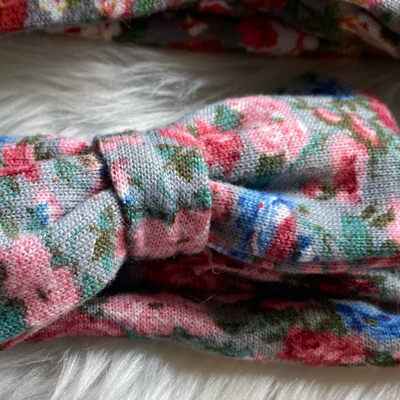 🎀 (bundle of 3 for $10)Set of multi flowered infant head bands - Picture 8 of 9